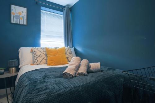 Säng eller sängar i ett rum på Stayright Stylish Cardiff Bay 2 Bed Apartment- Private Parking & 10 mins to Bay & City