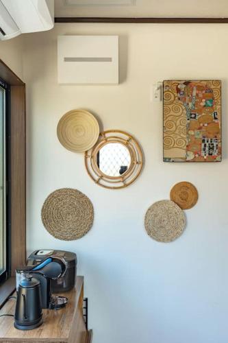 a kitchen with hats hanging on a wall at 思い出になる九十九里の古民家ドマノマ ハンモック バーベキュー in Kujukuri