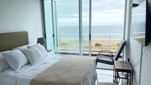 プンタ・デル・エステにあるDisfrute punta del este paraíso del Uruguayのベッドルーム1室(ベッド1台付)が備わります。