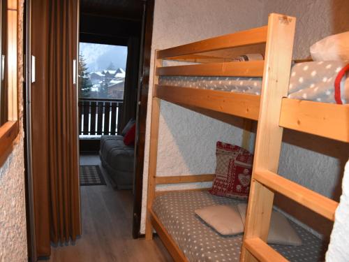 Postel nebo postele na pokoji v ubytování Studio pratique pour 4 personnes avec terrasse à Pralognan-la-Vanoise - FR-1-464-50
