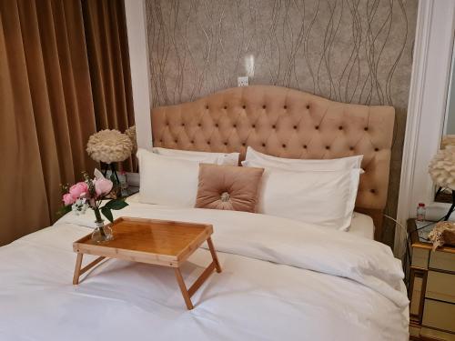 Amazing Villa in Muscat في سيب: غرفة نوم بسرير كبير عليها طاولة