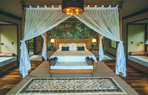 Ein Bett oder Betten in einem Zimmer der Unterkunft Nayara Tented Camp