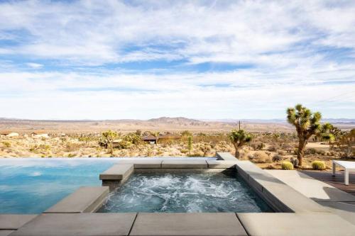Rockwood House! Infiniti Pool and Spa!