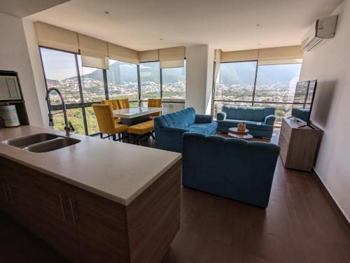 cocina y sala de estar con vistas a la ciudad en Moderno Ubicacion Vistas Seguridad y Estilo en Monterrey
