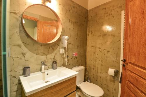 La salle de bains est pourvue d'un lavabo et d'un miroir. dans l'établissement Ξενώνας Ίταμος, à Kato Trikala Korinthias