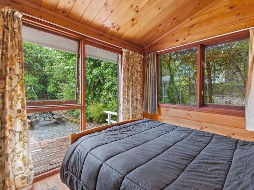 Ένα ή περισσότερα κρεβάτια σε δωμάτιο στο Little Lockwood - Kuratau Bach