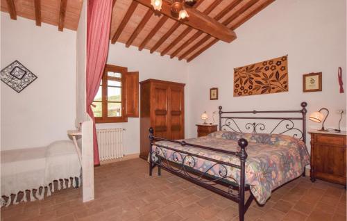 een slaapkamer met een bed en een houten plafond bij Calanchi in Collelungo