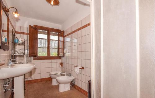 een badkamer met een toilet en een wastafel bij Calanchi in Collelungo