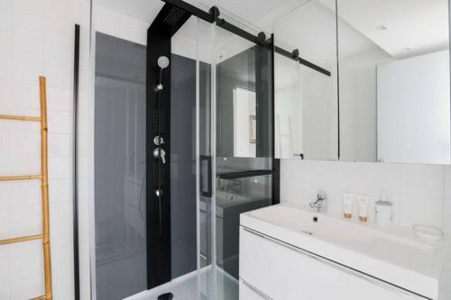 a bathroom with a glass shower and a sink at Sur l'îlot de St Martin au centre du port vue exceptionnelle ! in Saint-Martin-de-Ré
