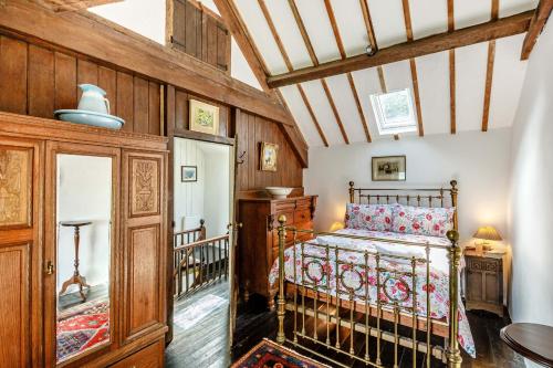 1 dormitorio con 1 cama en una habitación con paredes de madera en Pant Yr Iwrch, en Conwy