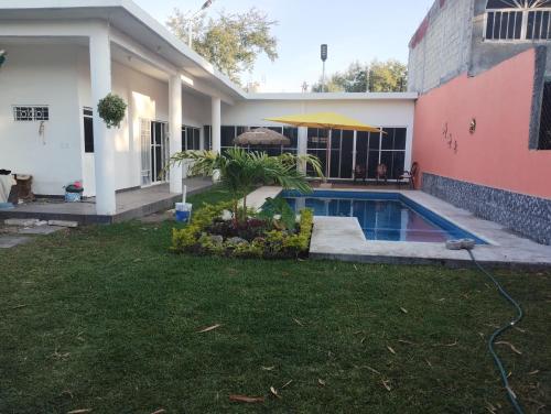 ein Haus mit einem Pool im Hof in der Unterkunft Casa Luna María in Chiconcuac
