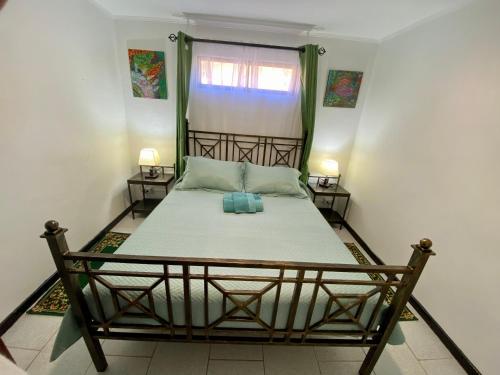 ein großes Bett in einem Zimmer mit Fenster in der Unterkunft Hostal Dolegant Pichilemu 2 in Pichilemu