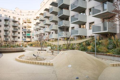 Deluxe City Apartment with balcony! Free Garage Parking included!