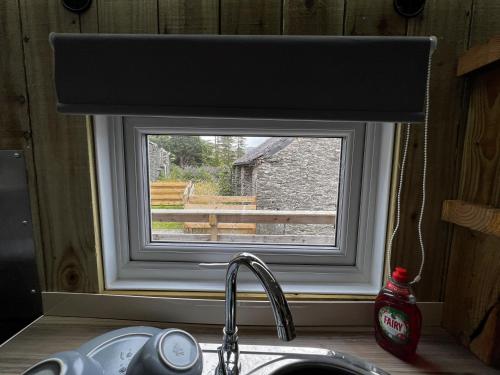 Gambar di galeri bagi Quirky Cabin with On Site Dog Field di Tywyn