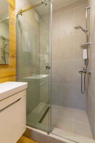 Un baño de GARDA - Breakfast included in the price Restaurant Free Parking Mountain view Kitchen in the apartment separate entrance