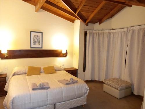 1 dormitorio con 1 cama con toallas en Casa Ussina en Ushuaia