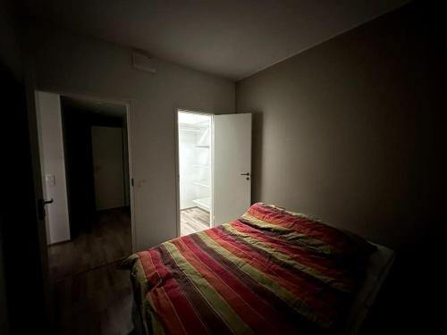 una camera con letto e porta aperta di Spectacular Suite With Sauna a Rovaniemi