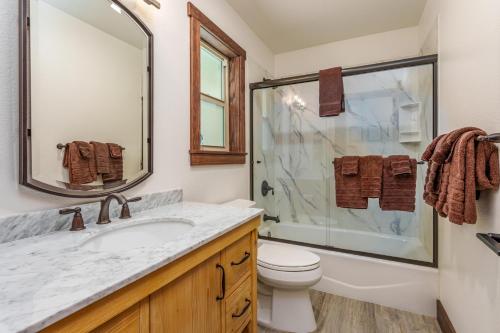 uma casa de banho com um lavatório, um WC e um chuveiro em Devonshire - Aberdeen em Yosemite West