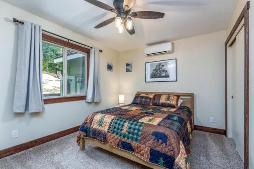 een slaapkamer met een bed en een plafondventilator bij Devonshire - Aberdeen in Yosemite West