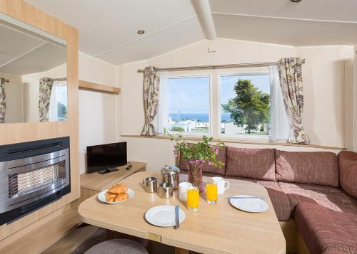 a living room with a couch and a table at Stunning Home In Looe W- in Looe