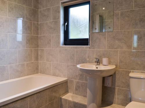 y baño con lavabo, bañera y aseo. en Offas Dyke Lodge - Uk10835, en Old Radnor