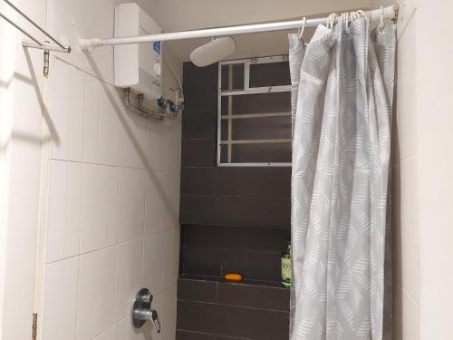 um chuveiro com uma cortina de chuveiro branca na casa de banho em Flair Towers STUDIO ROOMS Staycation em Manila
