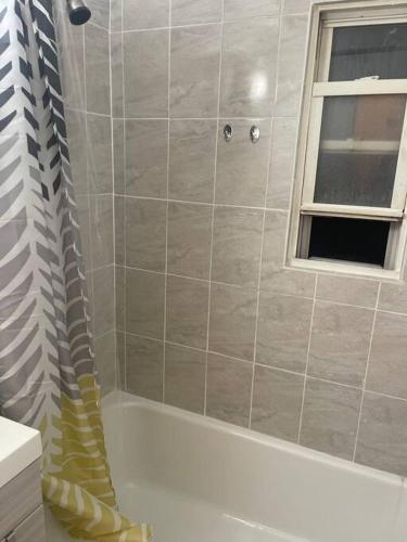 Kylpyhuone majoituspaikassa Enhanced 2Bedroom