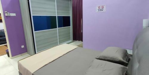 AMMAR FATIMAH HOMESTAY @ MERLIMAU, MELAKA في Merlimau: غرفة بسرير ونافذة كبيرة