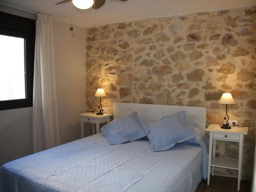 テウラーダにあるCasa San Miquel - BTBのベッドルーム1室(白いベッド1台、ナイトスタンド2台付)