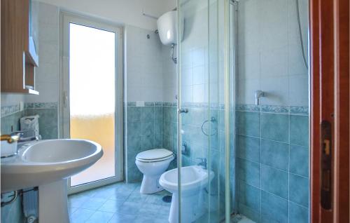 e bagno con doccia, servizi igienici e lavandino. di Villino Gaia a Capaccio-Paestum