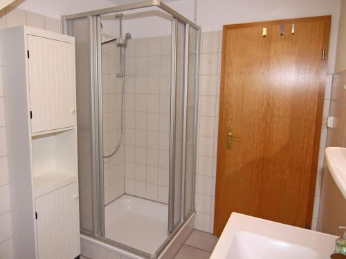 y baño con ducha y puerta de cristal. en Holiday resort Petersdorf, Fehmarn-Petersdorf en Petersdorf auf Fehmarn