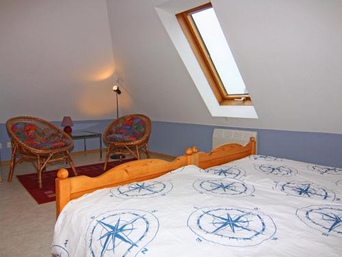 una camera da letto con un grande letto con due sedie di Holiday resort Petersdorf, Fehmarn-Petersdorf a Petersdorf auf Fehmarn