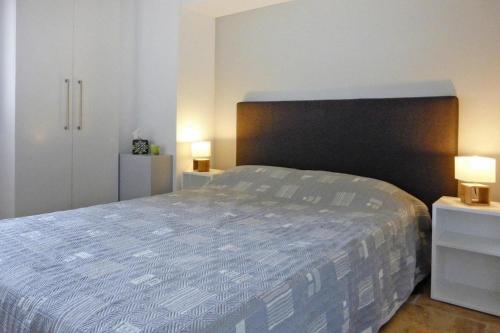 sypialnia z dużym łóżkiem i 2 szafkami nocnymi w obiekcie Holiday home with shared pool in Malaucene w mieście Malaucène