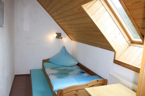 Kleines Zimmer mit einem Bett im Dachgeschoss in der Unterkunft Ferienhaus Perle am Fuße der Augustusburg in Augustusburg