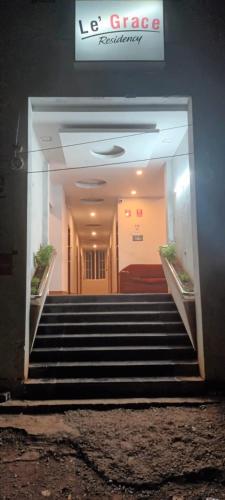 schody prowadzące do budynku z napisem w obiekcie Le Grace Bye Pass w mieście Maduraj