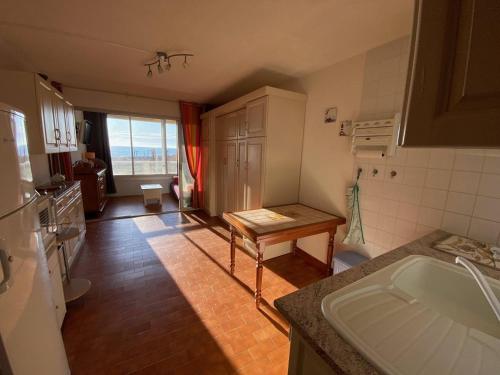 Studio en Bord de Mer, 4 Couchages, Parking Privé, Près des Commodités et Parc Aqualand