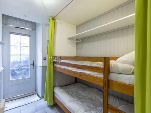 deux lits superposés dans une chambre avec fenêtre dans l'établissement Studio cosy pour 4 en centre-ville avec kitchenette - FR-1-401-256, à Cauterets