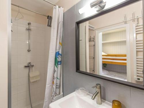 une salle de bain avec un lavabo, un miroir et une douche dans l'établissement Studio cosy pour 4 en centre-ville avec kitchenette - FR-1-401-256, à Cauterets