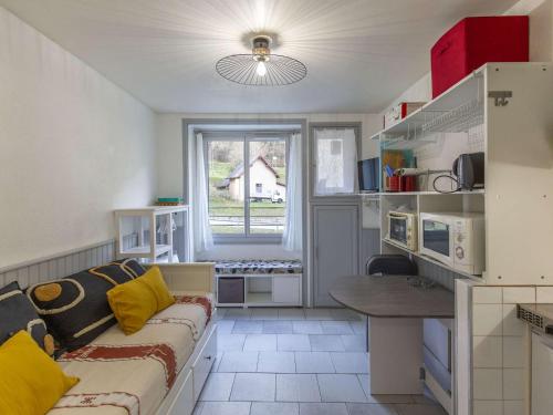 un salon avec un canapé et une table dans l'établissement Studio cosy pour 4 en centre-ville avec kitchenette - FR-1-401-256, à Cauterets