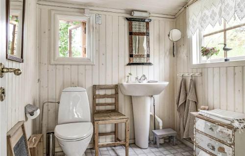 uma casa de banho com um WC e um lavatório em 4 Bedroom Cozy Home In Ells em Ellös