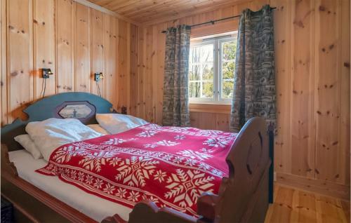 1 dormitorio con 1 cama con manta roja y ventana en Amazing Home In Hovet With 3 Bedrooms en Hovet