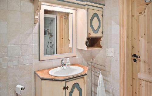y baño con lavabo y espejo. en Amazing Home In Hovet With 3 Bedrooms en Hovet