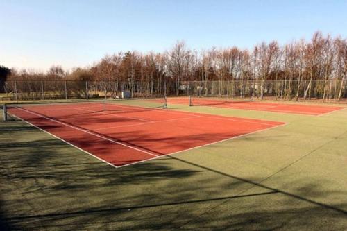 ZEEDUIN, met ZONNIG TERRAS - volledige KEUKEN- Resort Amelander Kaap, Incl verwarmd Hotel-ZWEMBAD nabij Dorp, Duinen en Strandの敷地内または近くにあるテニス施設またはスカッシュ施設