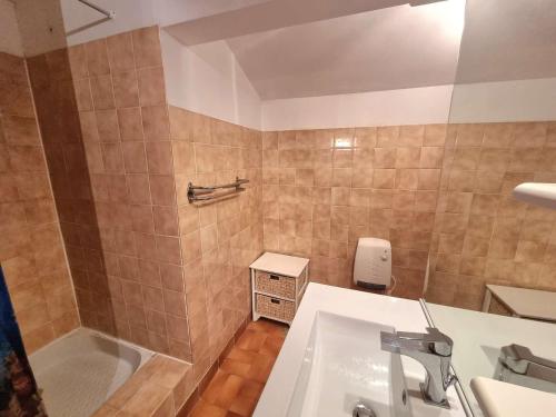 une salle de bain avec un lavabo et une baignoire dans l'établissement Appartement 7 pers avec balcon, wifi, animaux admis, parking - Saint-Michel-de-Chaillol - FR-1-393-88, à Saint-Michel-de-Chaillol