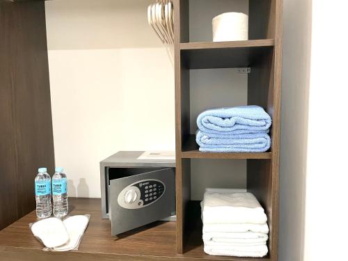 una camera con forno a microonde e mensola con asciugamani di MGH Alona Resort a Panglao