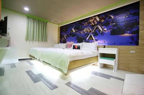een slaapkamer met een bed met een groot schilderij aan de muur bij Clover house-自助式無人旅店 in Zhongli