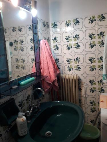 a bathroom with a green sink and a mirror at Ωρίωνας in Pýli