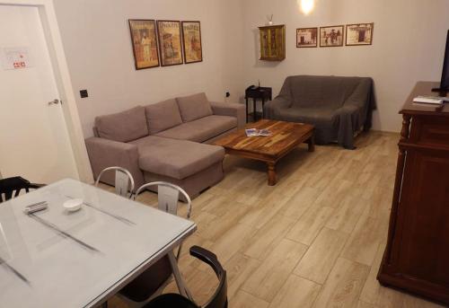 sala de estar con sofá y mesa en En el corazón de la ciudad en Badajoz