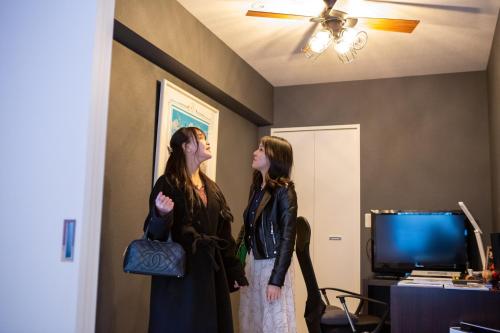 two women are standing in a room at Japan Hinata Hotel 池下駅 1番出口 徒歩2分 1LDK 50平米 8名 in Nagoya