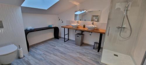 uma casa de banho com 2 lavatórios e um chuveiro em Gîtes à la campagne - La Petite Clavelie em Ribérac